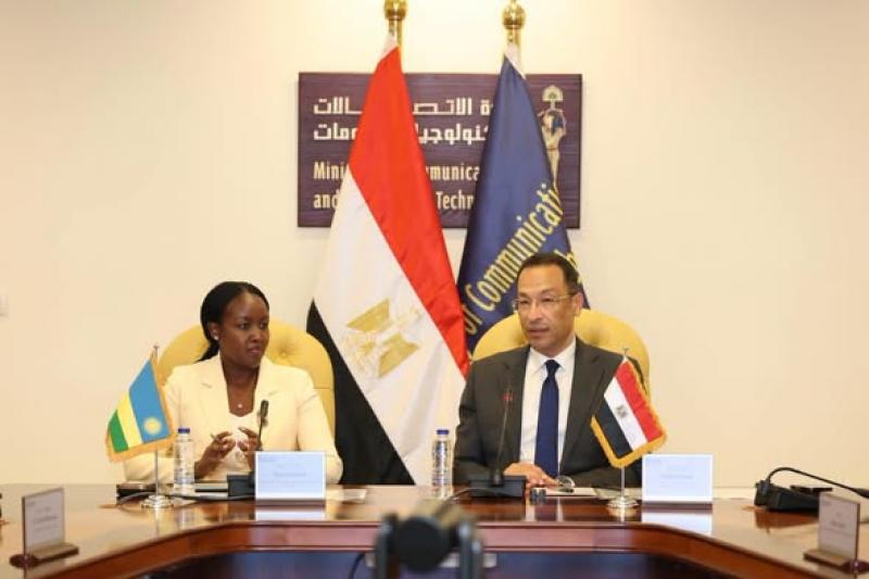  المهندس/ رأفت هندي وزير الاتصالات وتكنولوجيا المعلومات يتناقش مع السيدة/ باولا إنجابيري وزيرة تكنولوجيا المعلومات والاتصالات في رواندا