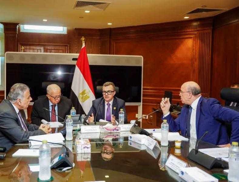 بحضور نائب رئيس الوزراء للشئون الاقتصادية....وزير التخطيط والتنمية الاقتصادية يترأس اجتماع لجنة الاستثمار التابعة لبنك الاستثمار القومي