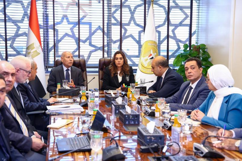 وزيرة التنمية المحلية في الأجتماع مع الدكتور ابرهيم صابر محافظ القاهرة