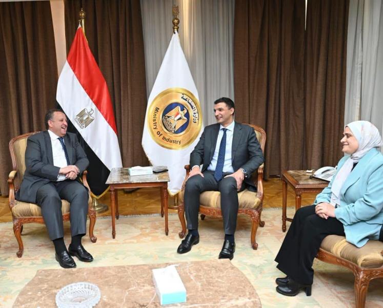 وزير الصناعة مع نقيب المهندسين خلال الأجتماع