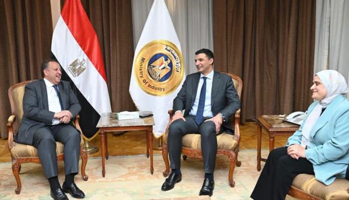 وزير الصناعة يبحث مع نقيب المهندسين آليات الاستفادة من الخبرات والكفاءات الهندسية المصرية في دعم خطط التنمية الصناعية الشاملة وتوطين الصناعة