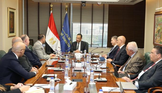 وزير الاتصالات يبحث مع ”EY” خطط إنشاء مركز إقليمي للتعهيد والاستشارات في مصر يوفر أكثر من 1000 فرصة عمل خلال ثلاث سنوات