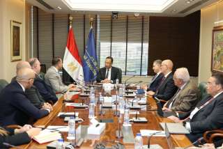 وزير الاتصالات يبحث مع ”EY” خطط إنشاء مركز إقليمي للتعهيد والاستشارات في مصر يوفر أكثر من 1000 فرصة عمل خلال ثلاث سنوات