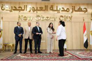 وزيرة الإسكان تسلم عقود توفيق أوضاع الأراضي المضافة بمدينتي العبور الجديدة والشروق