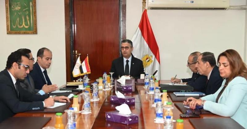 ترأس الدكتور شريف فاروق، وزير التموين والتجارة الداخلية، اجتماعًا موسعًا لمتابعة مستجدات إنتاج السكر وخطط تطوير صناعته