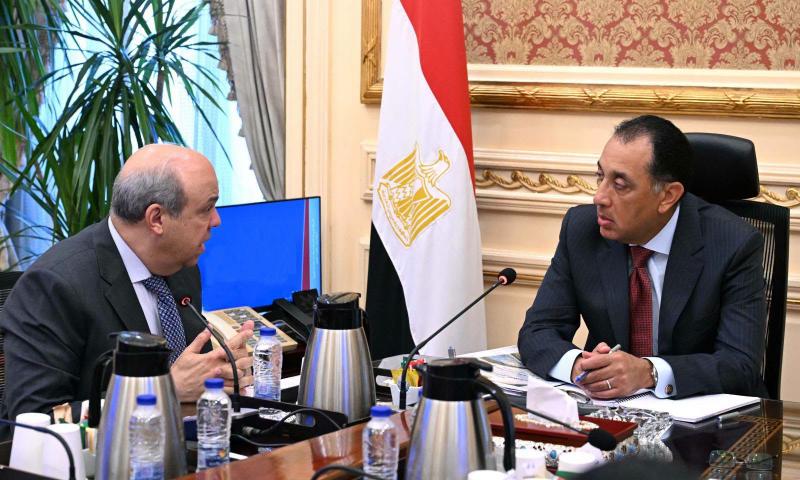 رئيس الوزراء يستعرض الموقف التنفيذي لمشروع مبني الركاب (٤) بمطار القاهرة الدولي