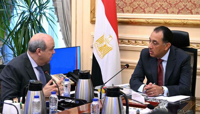 رئيس الوزراء يستعرض الموقف التنفيذي لمشروع مبني الركاب (٤) بمطار القاهرة الدولي