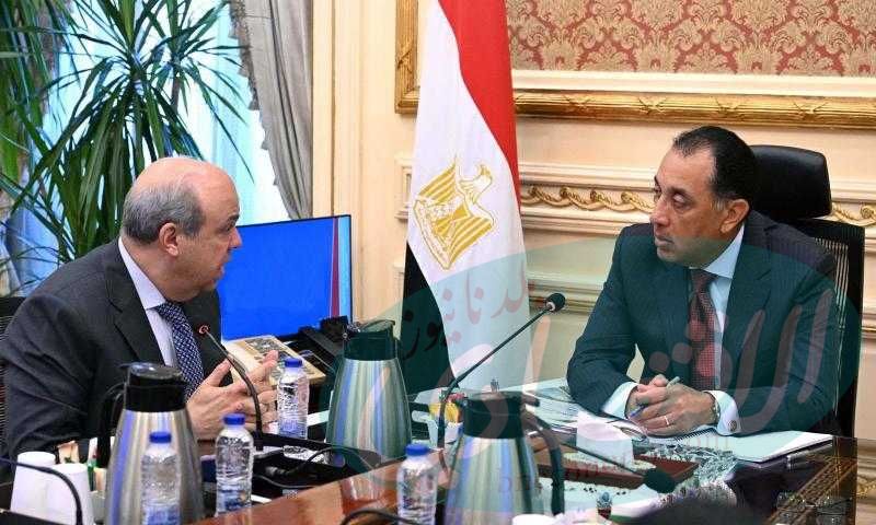 رئيس الوزراء يستعرض الموقف التنفيذي لمشروع مبني الركاب (٤) بمطار القاهرة الدولي
