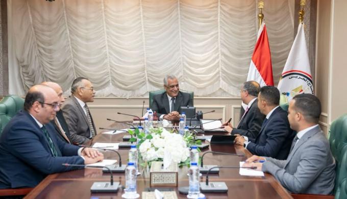 وزير الدولة للإنتاج الحربي يبحث مع ”تاليس” توطين تكنولوجيا صناعة مكونات أجهزة الاتصالات وربطها بسلاسل الإمداد