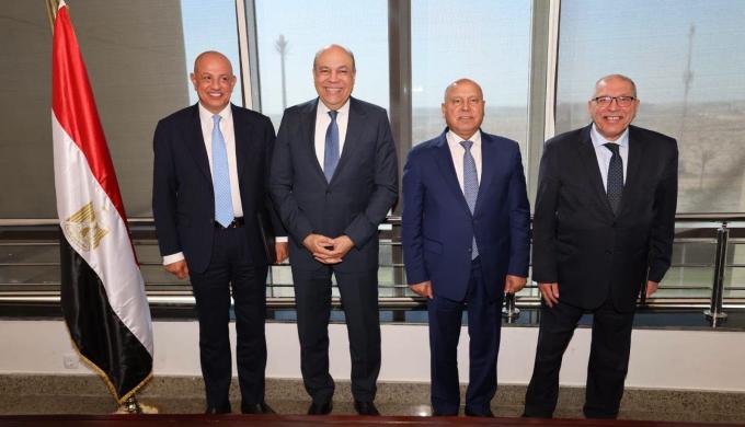 ” النقل ” و ” الطيران المدني ”  يوقعان بروتوكول لتنفيذ أعمال مشروعات رفع كفاءة وصيانة الممرات الرئيسية والخدمية والطرق الداخلية بالمطارات