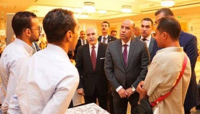 وزير العمل ومحافظ البحر الأحمر يفتتحان ملتقى التوظيف بالغردقة..ويسلمان عقود عمل منها لذوي همم