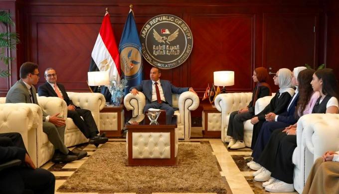 رئيس الرقابة المالية يستقبل الطلاب المميزين في منحة التدريب الصيفي بالهيئة