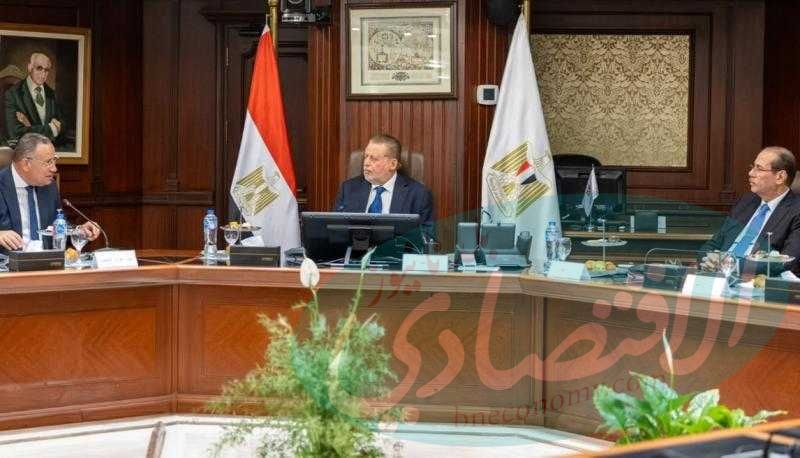 محافظ البنك المركزي يبحث مع وزير التعليم العالي مستجدات “منحة علماء المستقبل”