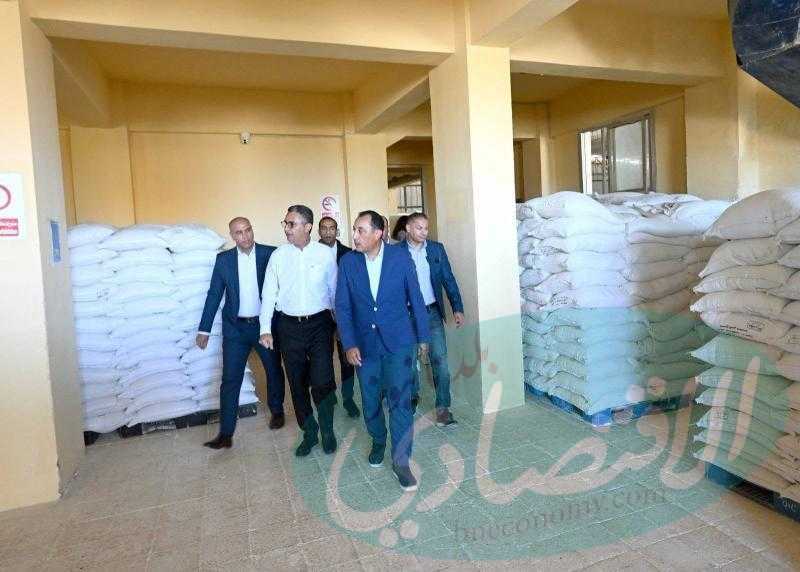 رئيس الوزراء يتفقد سير العمل بأحد مطاحن الدقيق بالمحافظة
