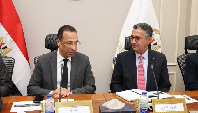 وزيرا التموين والاتصالات يبحثان تطوير «كارت الخدمات الحكومية الموحد» والتوسع في الخدمات الرقمية