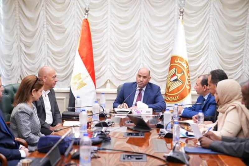 الاجتماع الان