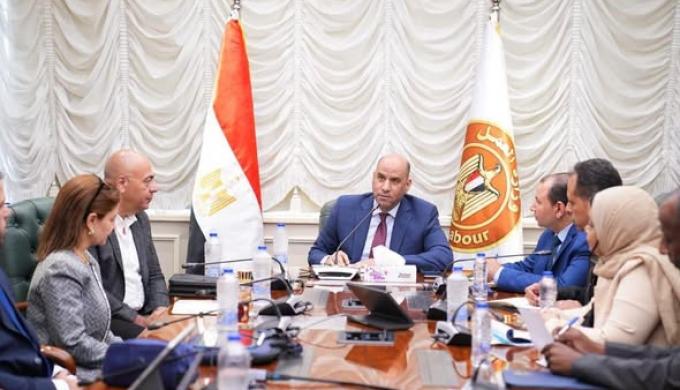 وزير العمل يتابع الاستعدادات النهائية لإطلاق نظام رقمي موحد لإدارة تصاريح عمل الأجانب.. ”خدمة متميزة” للمستثمرين وربط إلكتروني مع الجهات المعنية...