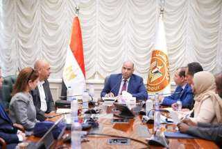 وزير العمل يتابع الاستعدادات النهائية لإطلاق نظام رقمي موحد لإدارة تصاريح عمل الأجانب.. ”خدمة متميزة” للمستثمرين وربط إلكتروني مع الجهات المعنية...