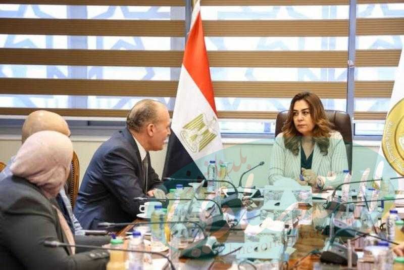 وزيرة التنمية المحلية والبيئة تعقد اجتماعاً لمتابعة الموقف التنفيذى لمشروع تطهير مصرف كيتشنر مكون المخلفات الصلبة بمحافظات كفر الشيخ والغربية والدقهلية