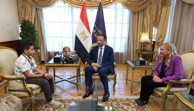 وزير الاتصالات يكرّم طفلًا مصريًا عمره 10 سنوات لتفوقه العالمي في البرمجة والروبوتات