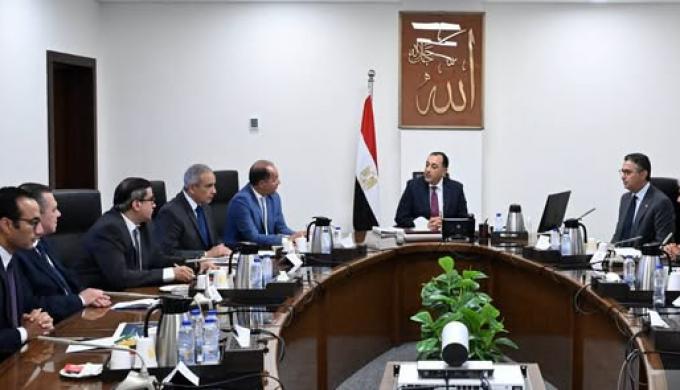 رئيس الوزراء يتابع الجهود المبذولة لتطوير آلية الدعم النقدي السلعي