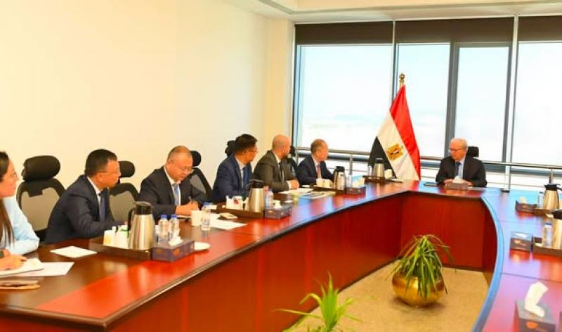  الدكتور حسين عيسى، نائب رئيس مجلس الوزراء للشؤون الاقتصادية في اجتماع مع الوفد الصيني لصناعة الألومنيوم