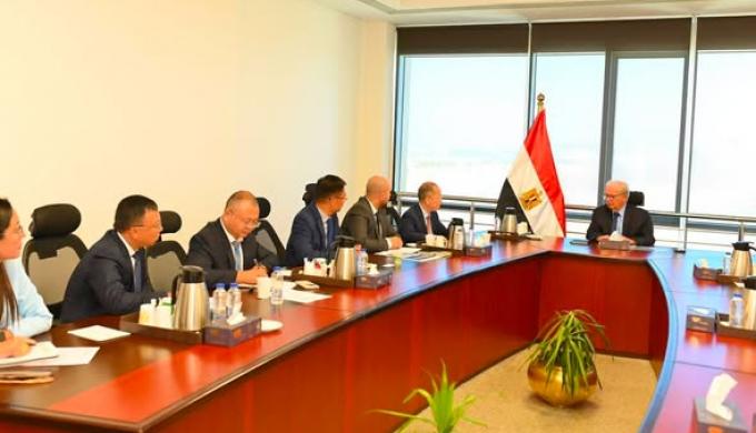باستثمارات 2 مليار دولار......نائب رئيس الوزراء للشؤون الاقتصادية يبحث مع مجموعة صينية إقامة مجمع صناعي متكامل بالمنطقة الاقتصادية لقناة السويس