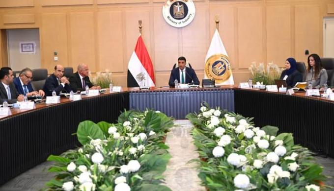 وزير الصناعة يترأس الاجتماع الأول للجنة تفضيل المنتج الصناعي المصري ويضع خارطة طريق تفضيل المنتجات المصرية في العقود الحكومية