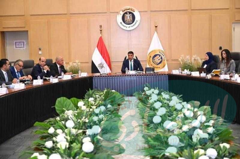 وزير الصناعة يترأس الاجتماع الأول للجنة تفضيل المنتج الصناعي المصري ويضع خارطة طريق تفضيل المنتجات المصرية في العقود الحكومية