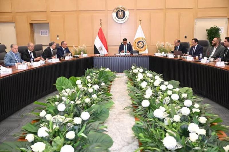 وزير الصناعة خلال الاجتماع