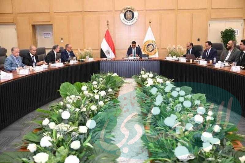 وزير الصناعة يعقد اجتماعًا موسعًا مع غرفة صناعات مواد البناء لبحث التحديات وسبل حلها بهدف تعزيز الإنتاج وزيادة الصادرات