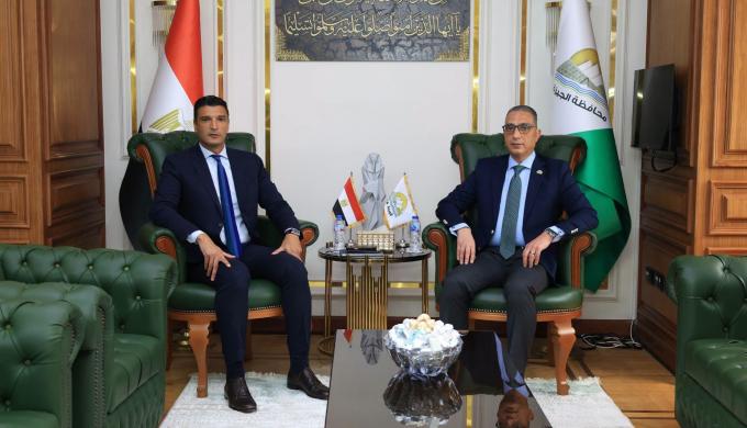 وزير الصناعة ومحافظ الجيزة يبحثان ملفات العمل وتقنين الأوضاع بمنطقتي جرزا وعرب أبوساعد الصناعيتين