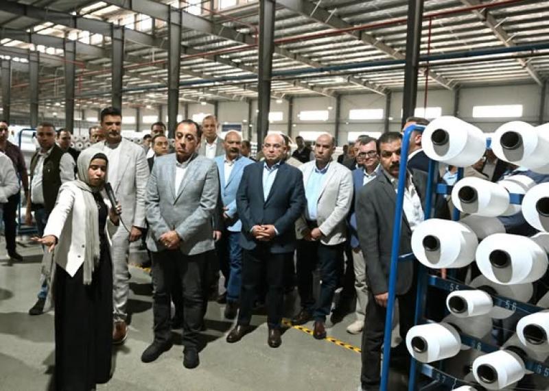 خلال الجولة في المصنع