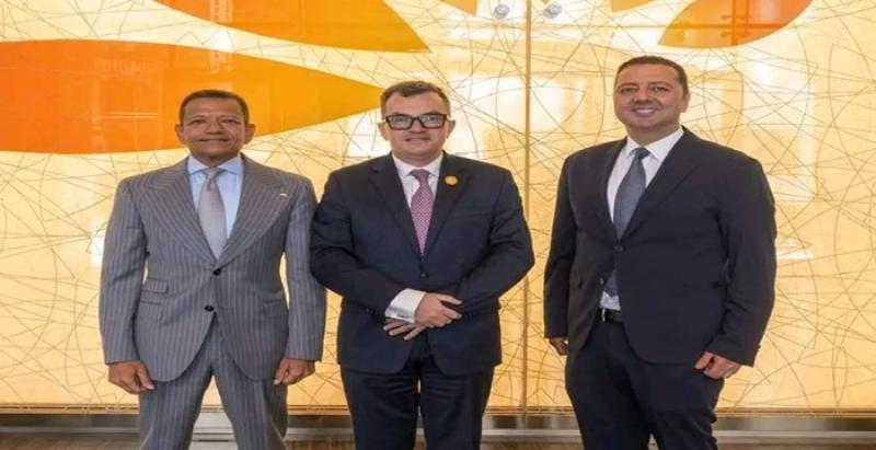  الدكتور أحمد رستم، وزير التخطيط والتنمية الاقتصادية، مع أحمد عبد العال، الرئيس التنفيذي لبنك المشرق