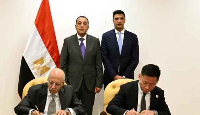 رئيس الوزراء يشهد مراسم توقيع عقد إنشاء مصنع لإنتاج البطاريات الكهربائية بمختلف أنواعها