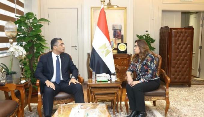 وزيرة التنمية المحلية والبيئة تبحث مع محافظ البحر الأحمر آليات الحفاظ على التنمية الحضارية والسياحية للمحافظة وتحسين الخدمات بها