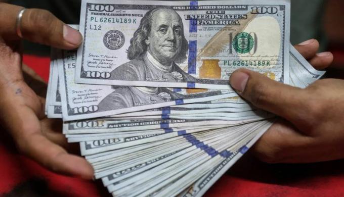 الدولار يرتفع أمام الجنيه إلى 51.71 جنيه للشراء و51.85 للبيع