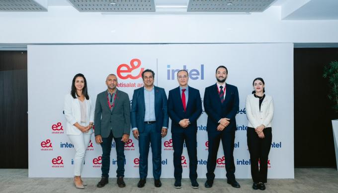 اتفاقية تفاهم بين إي آند مصر وإنتل لتسهيل الوصول لبرامج التدريب على الذكاء الاصطناعي للمواطنين