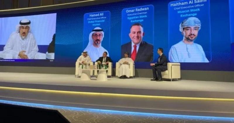 رئيس البورصة المصرية يستعرض خطط تطوير السوق وجذب الاستثمارات الأجنبية