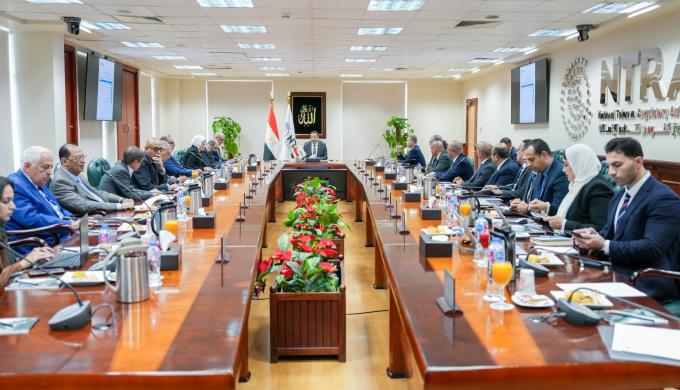 رأفت هندي : تعميق التصنيع المحلي ودعم الشراكة مع القطاع الخاص وتطوير البنية التحتية وتشجيع الابتكار لتعزيز الاستثمارات والصادرات وخلق فرص العمل