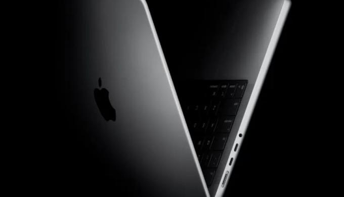 أبل تستعد لإعادة تصميم MacBook Pro بشاشة OLED لمسية لأول مرة