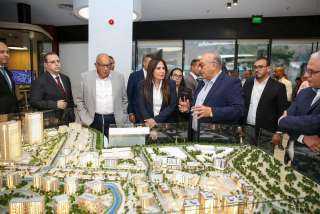 وزيرة الإسكان: شراكاتنا الاستراتيجية مع القطاع الخاص محرك رئيسي للتنمية العمرانية.. وتفقد مشروع «205» بالشيخ زايد