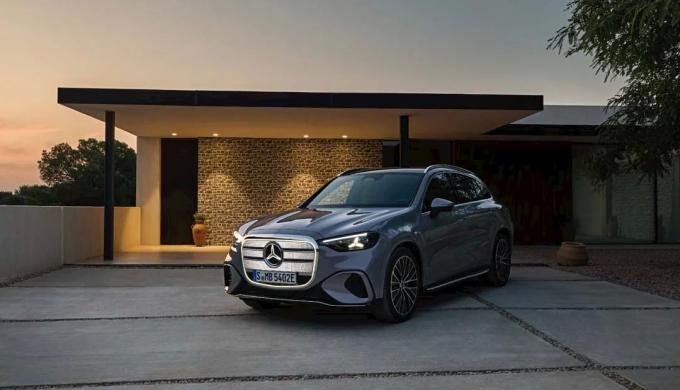 ” مرسيدس-بنز ” تقتحم سوق السيارات الكهربائية في مصر بـ GLC 400 الجديدة