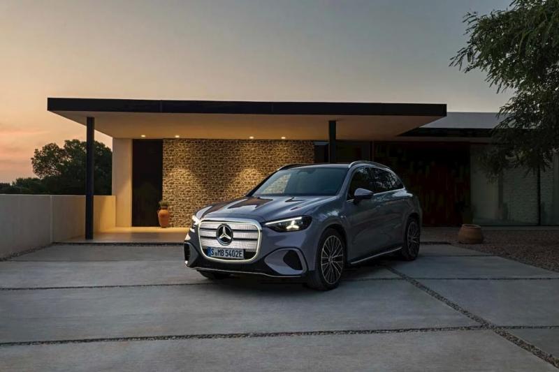 ” مرسيدس-بنز ” تقتحم سوق السيارات الكهربائية في مصر بـ GLC 400 الجديدة